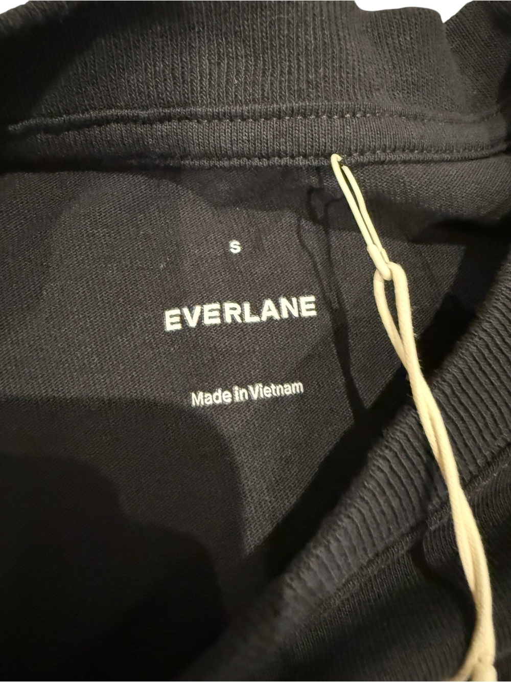 Everlane Premium Weight Cropped Tee in Black - Picture 4 of 10